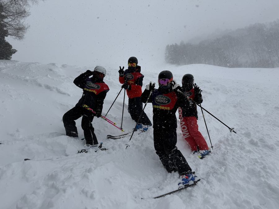 新雪の日にパウダーを滑る苗場育成プロジェクトのメンバー