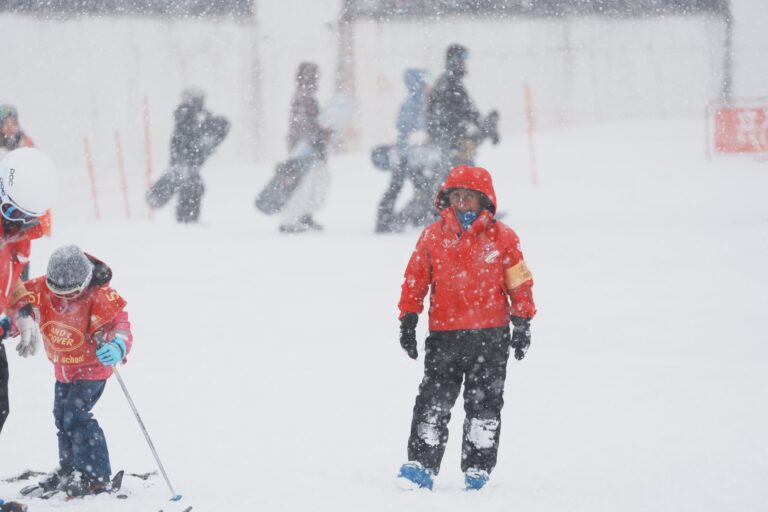 雪の中をひとりで滑る子ども
