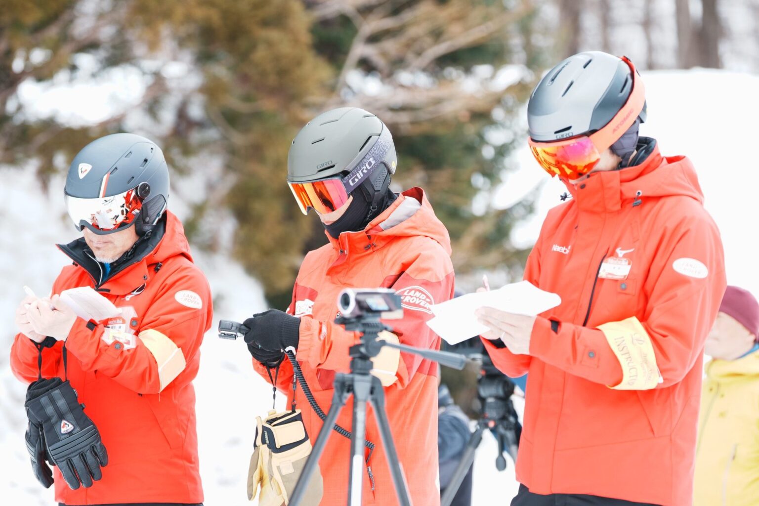 採点表とビデオを持つ検定員