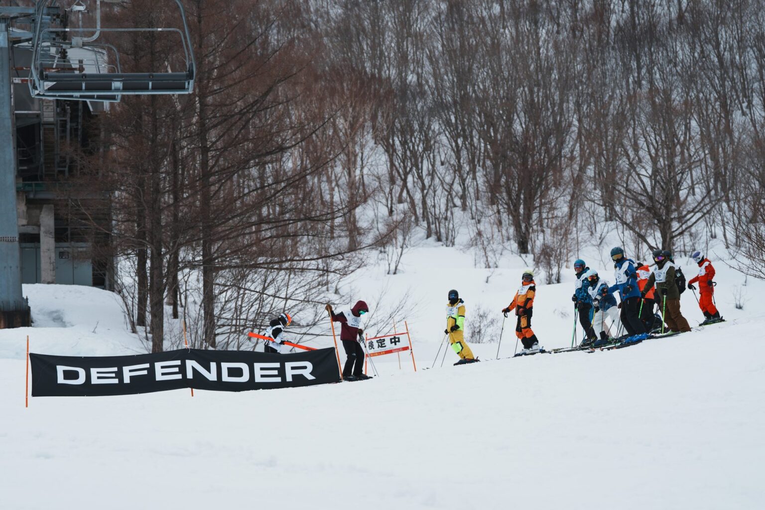 DEFENDERの旗が並ぶ検定バーン