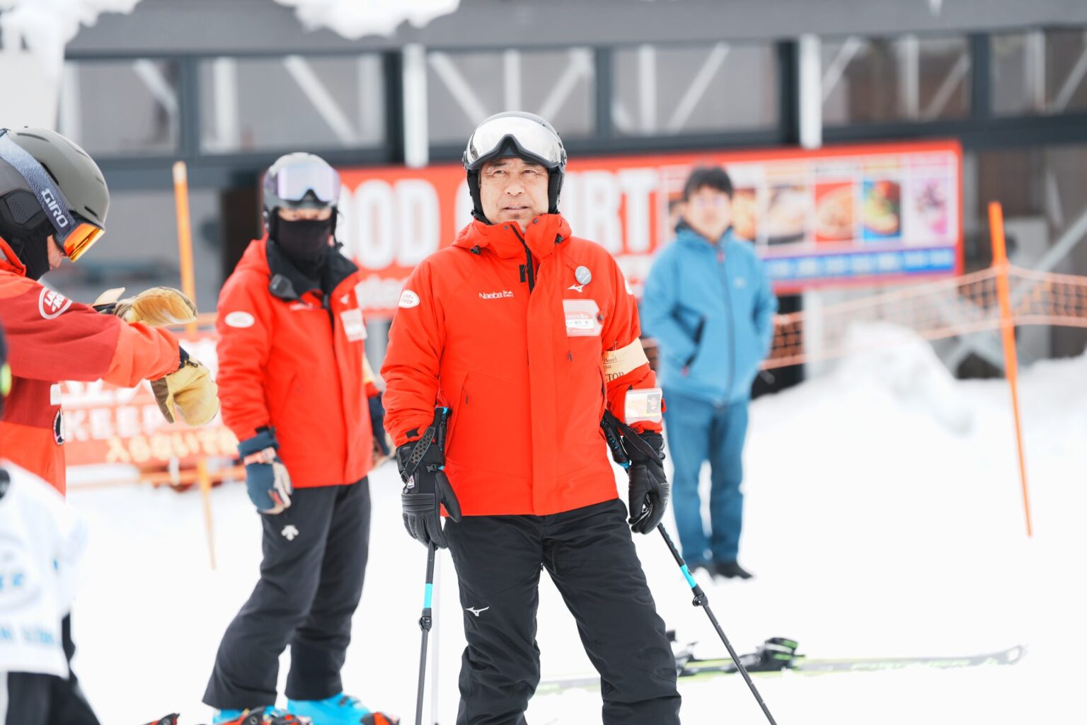 赤いウェアの検定員たち