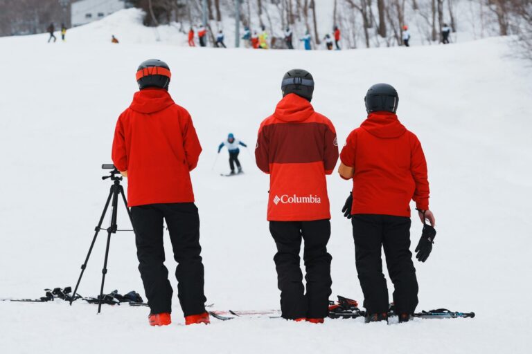 斜面を見守る検定員