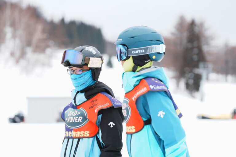 ビブを着て並ぶキャンプのジュニア