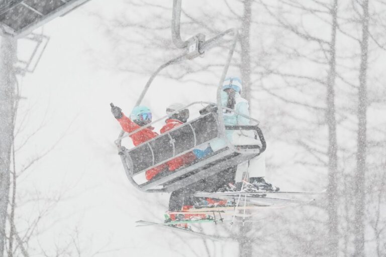 リフトで上がる受講者